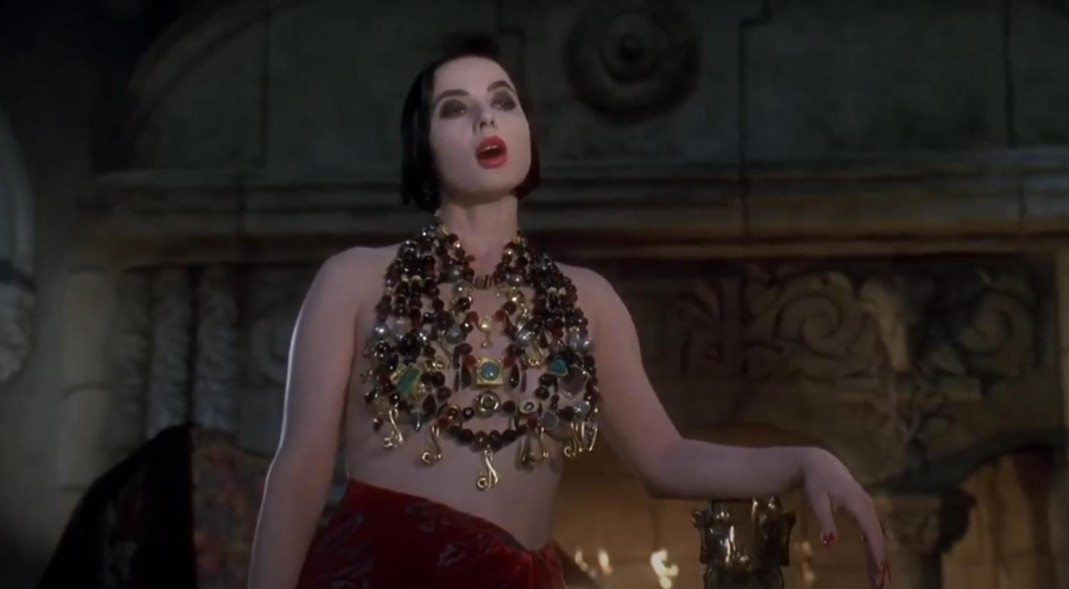 USA. Isabella Rossellini in a scene from the ©Universal Pictures movie: Death  Becomes Her (1992). Plot: When a woman learns of an immortality treatment,  she sees it as a way to outdo
