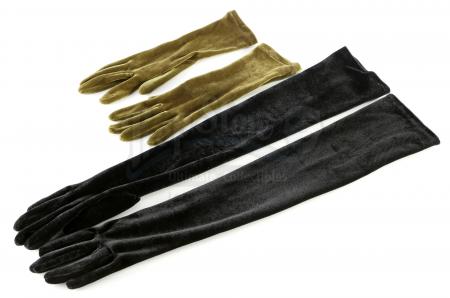 Lot # 10: THE HAUNTING OF HILL HOUSE - Theo Crain's Green Velvet Gloves Worn at the Dinner Table with Black Gloves - 2